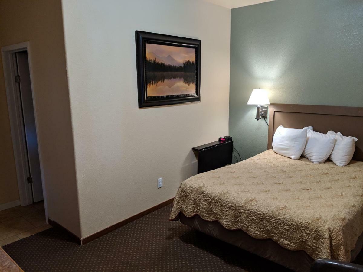 Sagebrush Inn & Suites Broadus Екстериор снимка